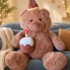 Oso cumpleañero con pastel y vela de cumpleaños