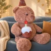 Oso cumpleañero con pastel y vela de cumpleaños